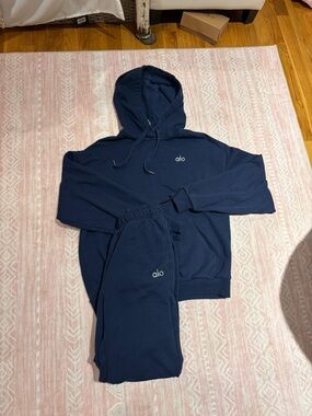 Alo yoga navy accolade hoodie and sweatpants set